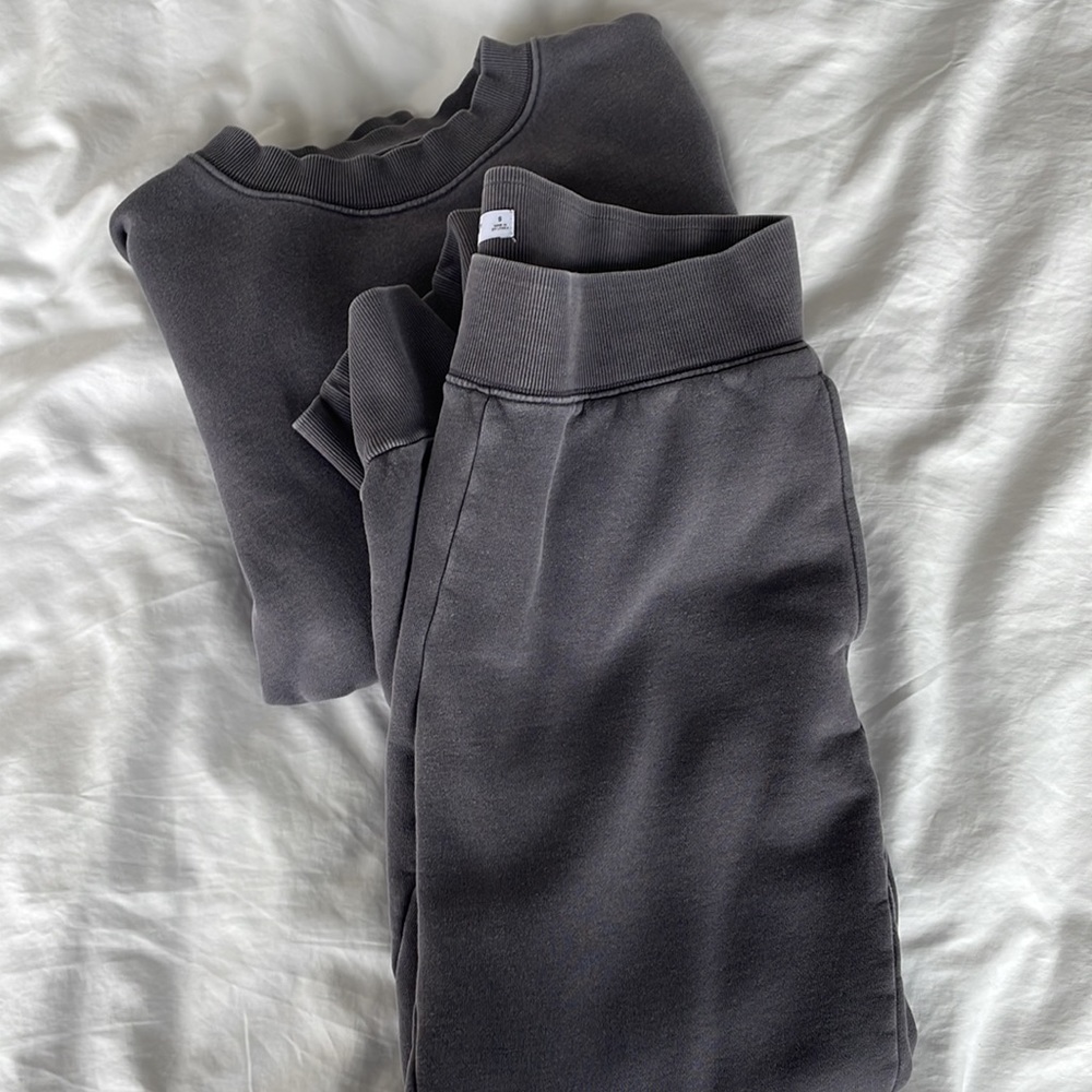 Aritzia TNA sweat set in dark acid wash gray